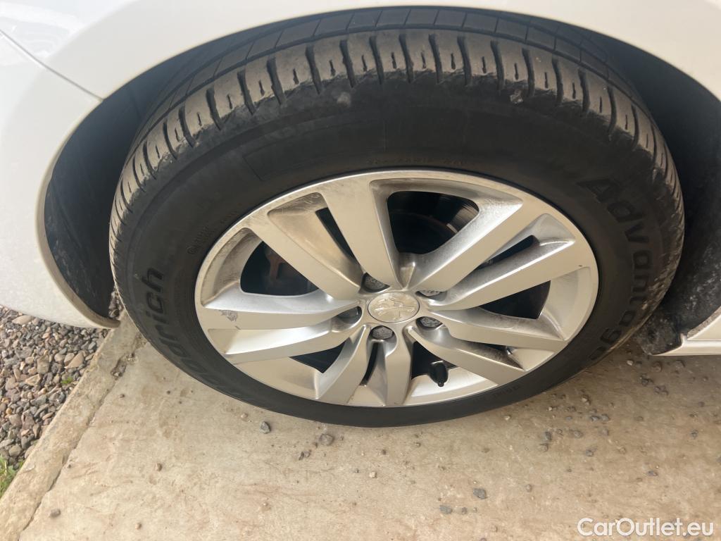  Peugeot  308 PEUGEOT  / 2017 / 5P / berlina con portón 5P Active Pack BlueHDi 100 S&S #16