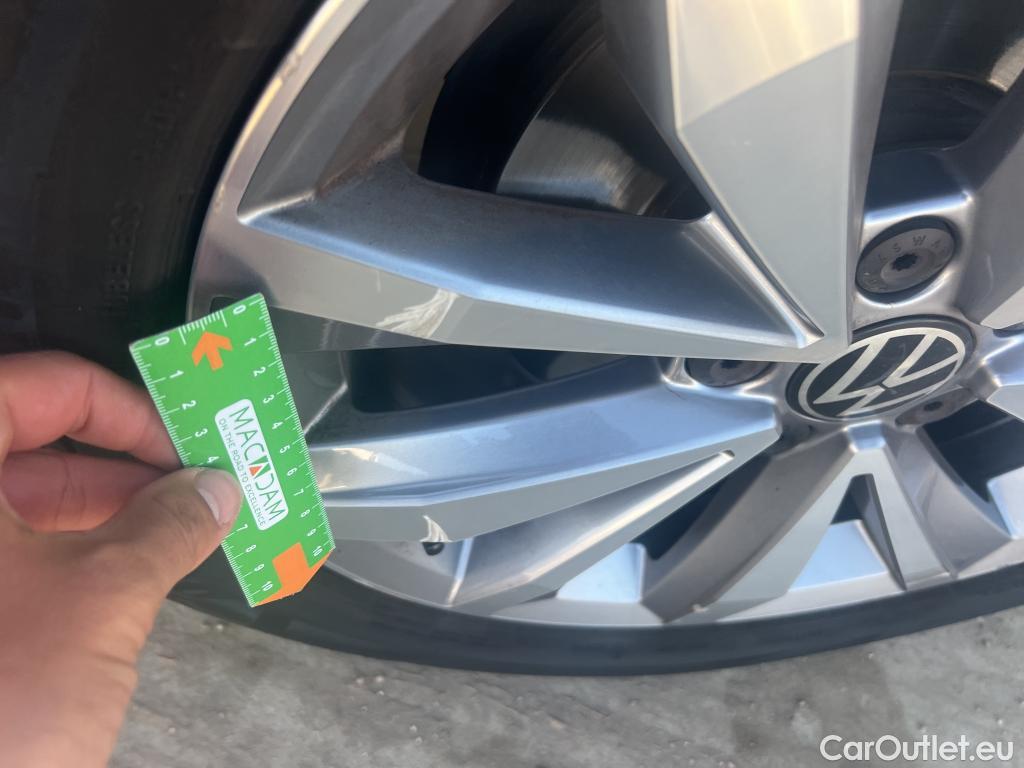  Volkswagen  T-ROC VOLKSWAGEN  / 2017 / 5P / todoterreno Advance R-Line 1.0 TSI 81kW (110CV) #8