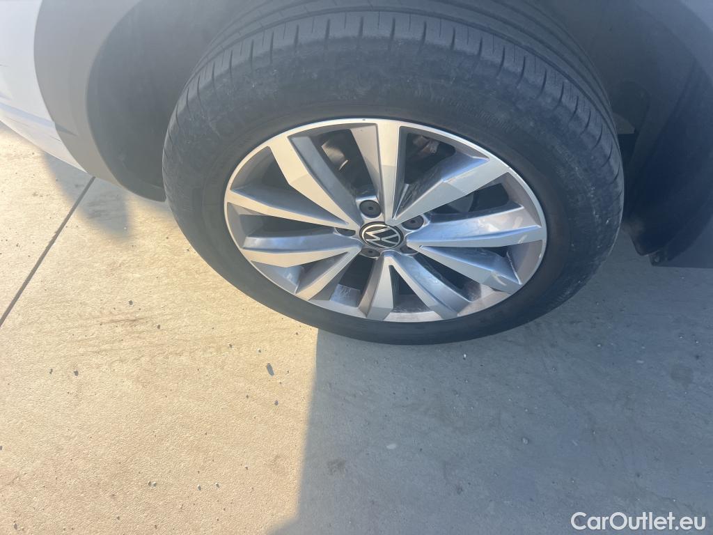  Volkswagen  T-ROC VOLKSWAGEN  / 2017 / 5P / todoterreno Advance R-Line 1.0 TSI 81kW (110CV) #3