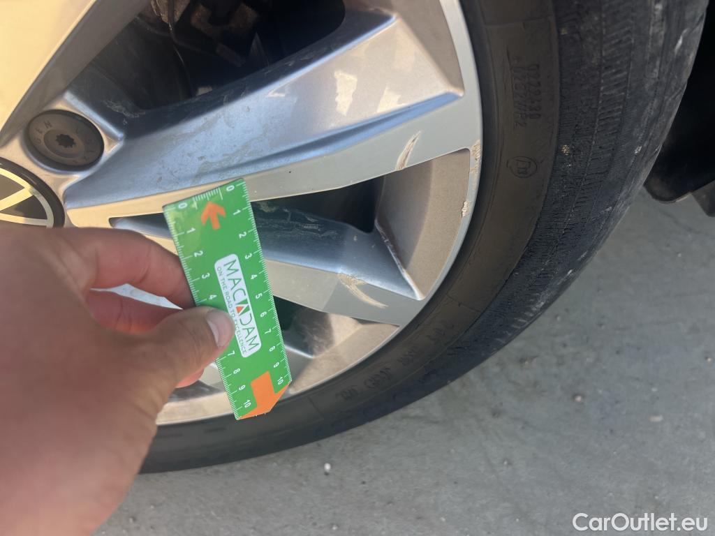  Volkswagen  T-ROC VOLKSWAGEN  / 2017 / 5P / todoterreno Advance R-Line 1.0 TSI 81kW (110CV) #4