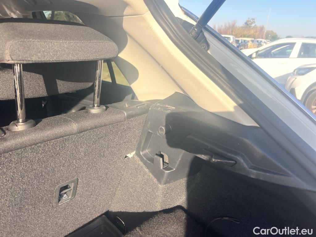  Volkswagen  T-ROC VOLKSWAGEN  / 2017 / 5P / todoterreno Advance R-Line 1.0 TSI 81kW (110CV) #33