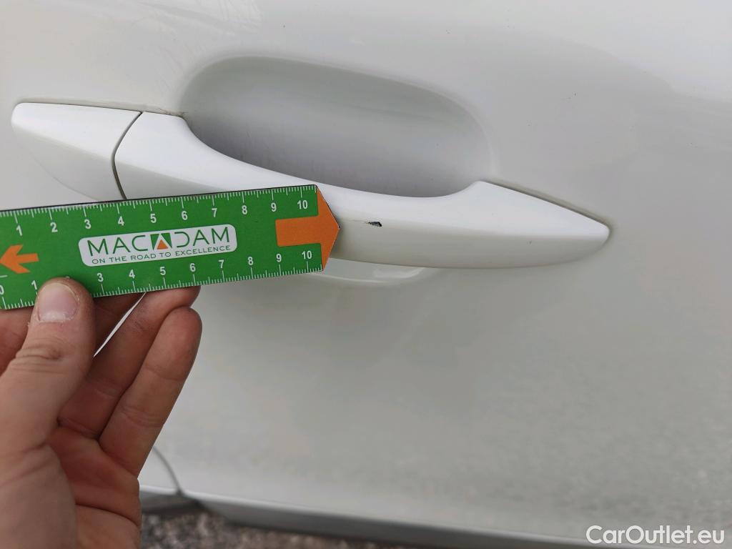  Peugeot  2008 PEUGEOT  / 2019 / 5P / todoterreno Allure BlueHDI 81kW (110CV) #28