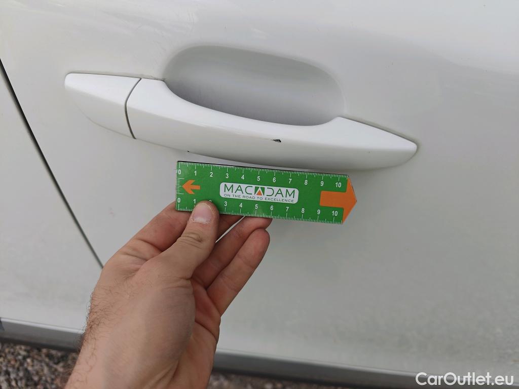  Peugeot  2008 PEUGEOT  / 2019 / 5P / todoterreno Allure BlueHDI 81kW (110CV) #27