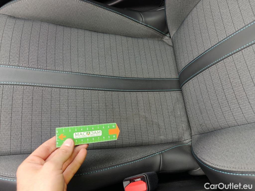  Peugeot  2008 PEUGEOT  / 2019 / 5P / todoterreno Allure BlueHDI 81kW (110CV) #21