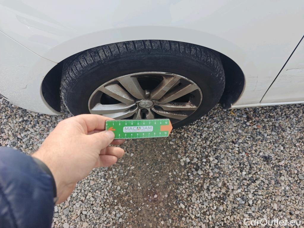  Peugeot  308 PEUGEOT  / 2017 / 5P / berlina con portón 5p Active Pack BlueHDi 130 S&S #7