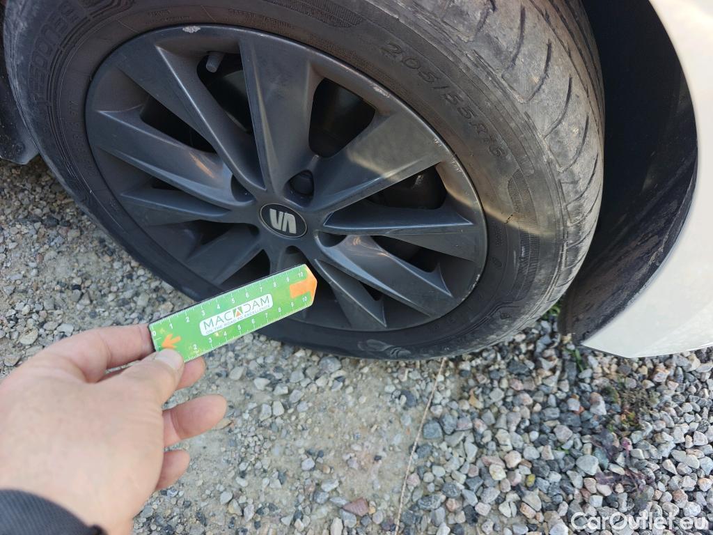  Seat  Leon SEAT León / 2016 / 5P / berlina con portón 1.6 TDI 85kW S&S Style Visio Ed Nav (AC) #4