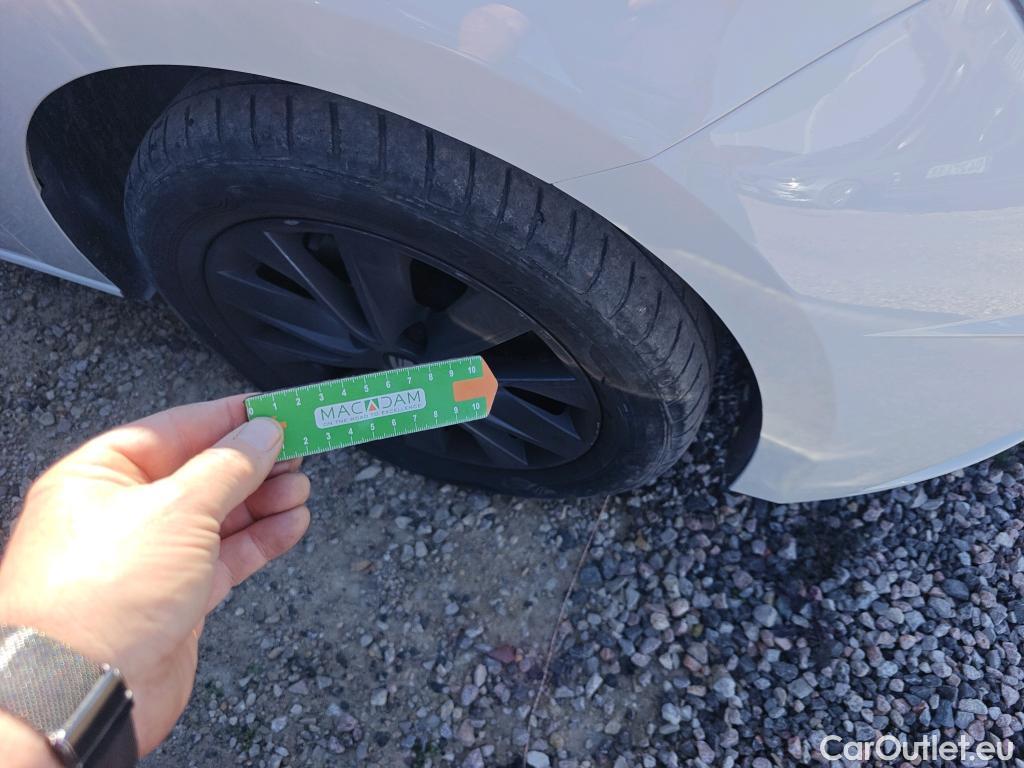  Seat  Leon SEAT León / 2016 / 5P / berlina con portón 1.6 TDI 85kW S&S Style Visio Ed Nav (AC) #5