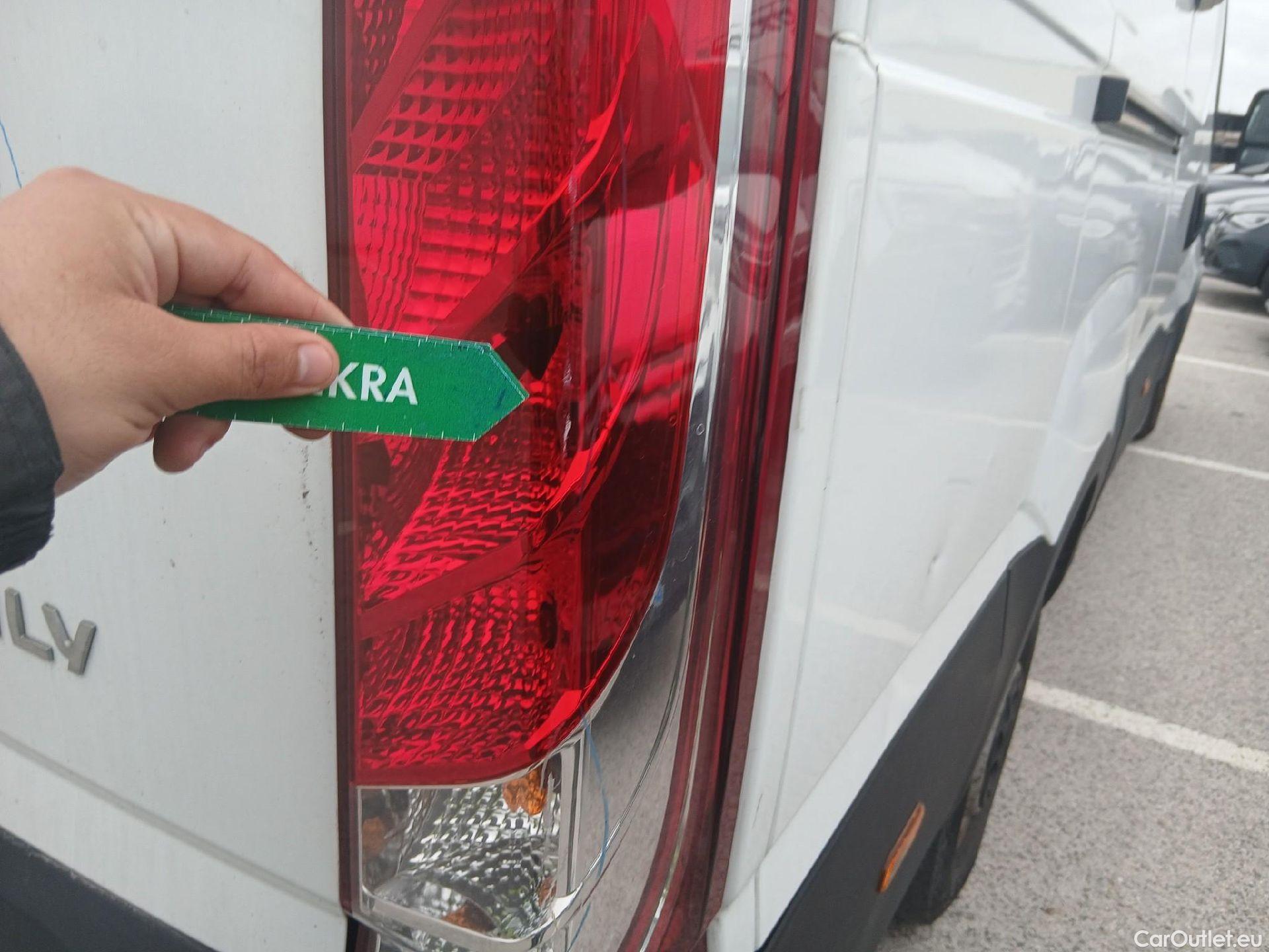  Iveco  Daily IVECO  / 2019 / 4P / furgón 2.3 TD 35S 16 V 3520L/H2 12 M3 #43