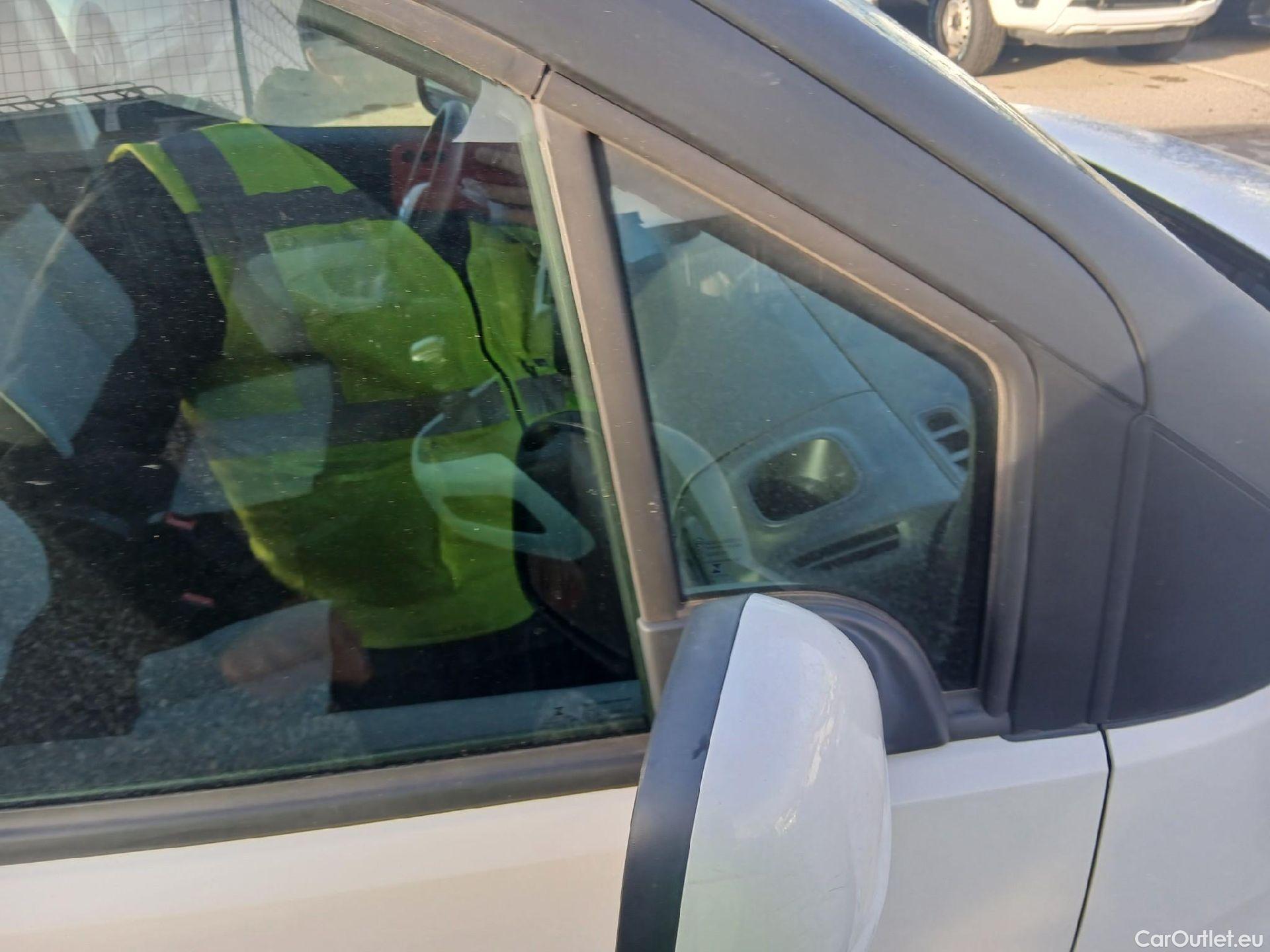  Citroen  Berlingo CITROEN  / 2018 / 5P / combi Talla M PureTech 110 S&S FEEL #30