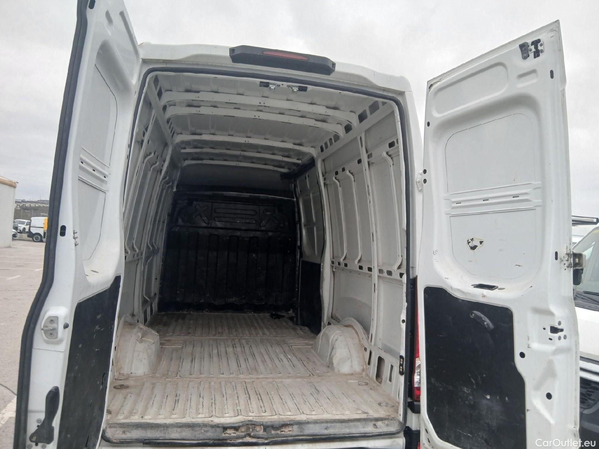  Iveco  Daily IVECO  / 2019 / 4P / furgón 2.3 TD 35S 16 V 3520L/H2 12 M3 #1