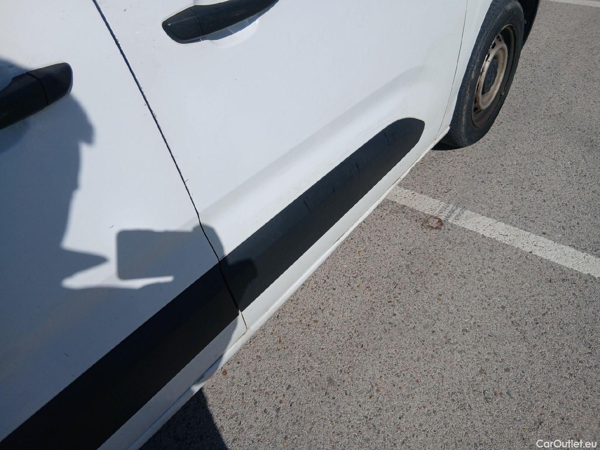  Peugeot  Partner PEUGEOT  / 2018 / 3P / furgón derivado de turismo Pro Standard 600kg BlueHDi 55kW #36