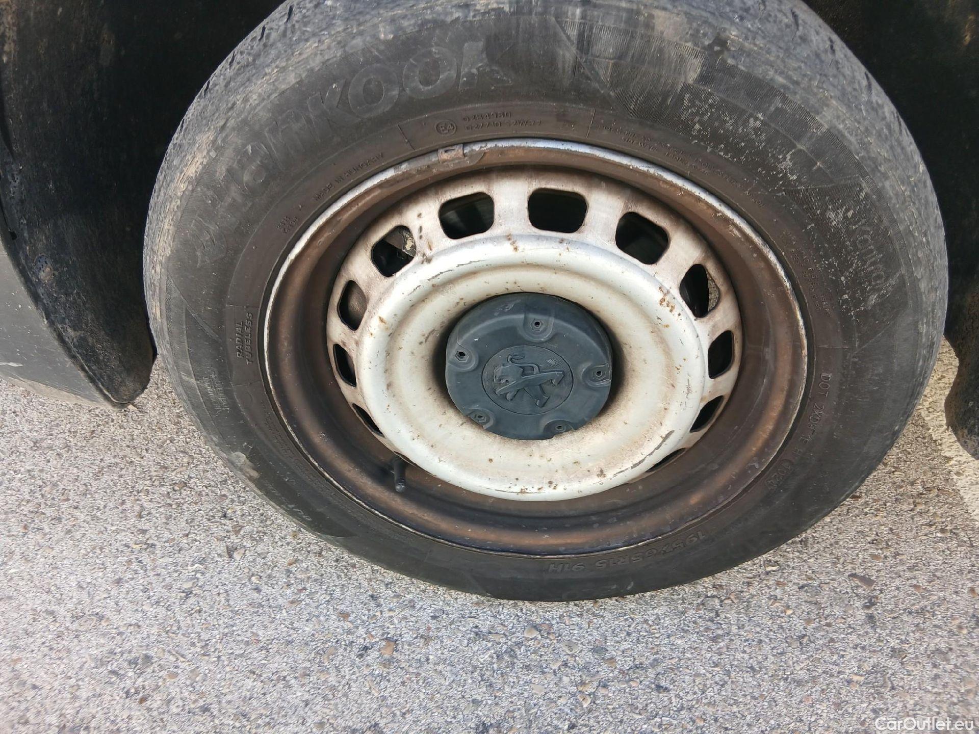  Peugeot  Partner PEUGEOT  / 2018 / 3P / furgón derivado de turismo Pro Standard 600kg BlueHDi 55kW #2