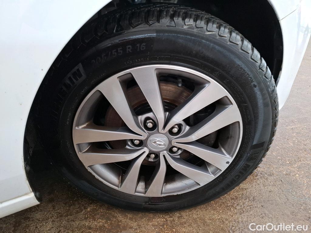  Hyundai  i30  cw Business 1.6 CRDi 115CV BVA7 E6dT #14