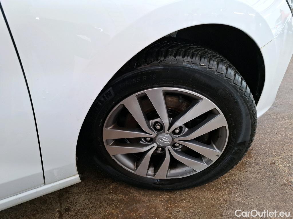  Hyundai  i30  cw Business 1.6 CRDi 115CV BVA7 E6dT #13