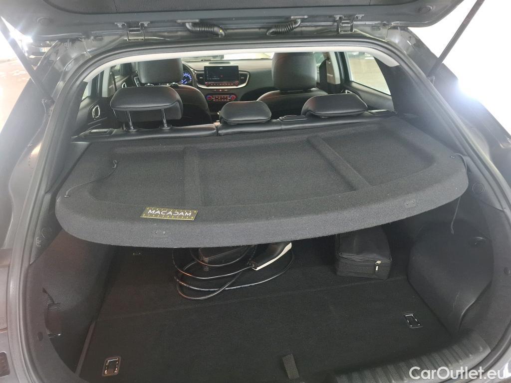  KIA  XCeed KIA  / 2019 / 5P / Crossover 1.6 GDI ISG ISG PHEV ACTIVE BUS DCT6 #13