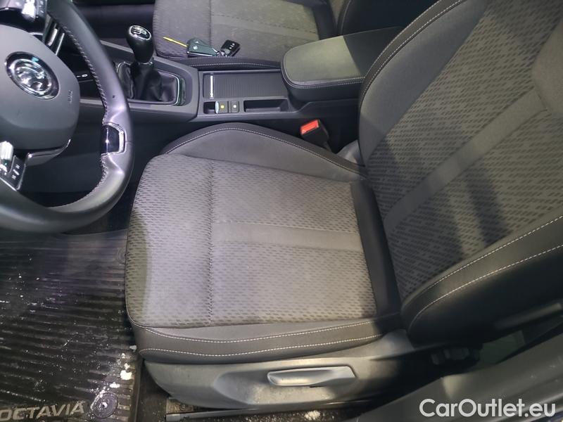  Skoda  Octavia  Lim. (NX3)(2020) Oct.2.0TDI 110 Style 5d #5