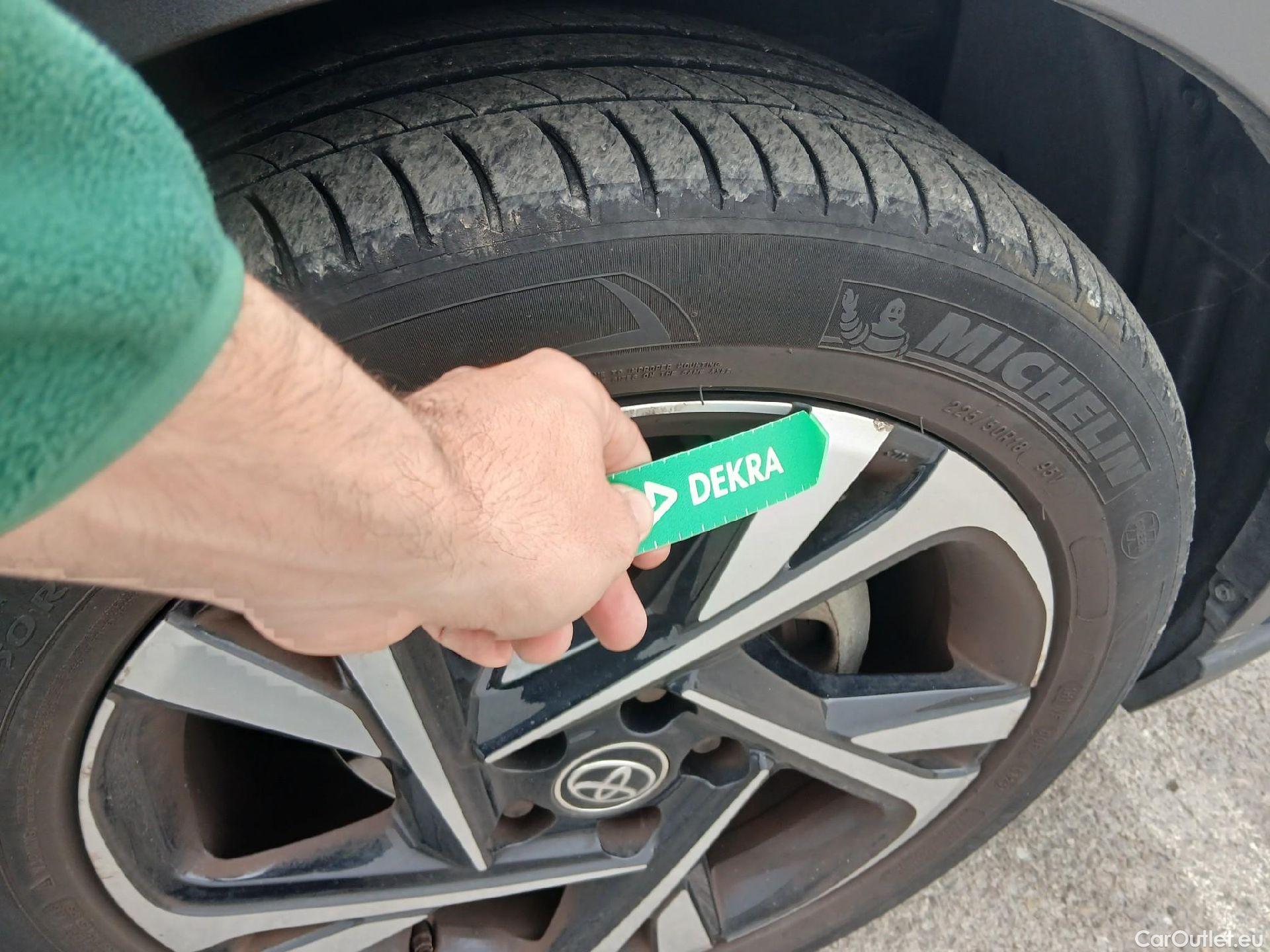  Toyota  C-HR TOYOTA  / 2019 / 5P / todoterreno 2.0 180H Advance #18