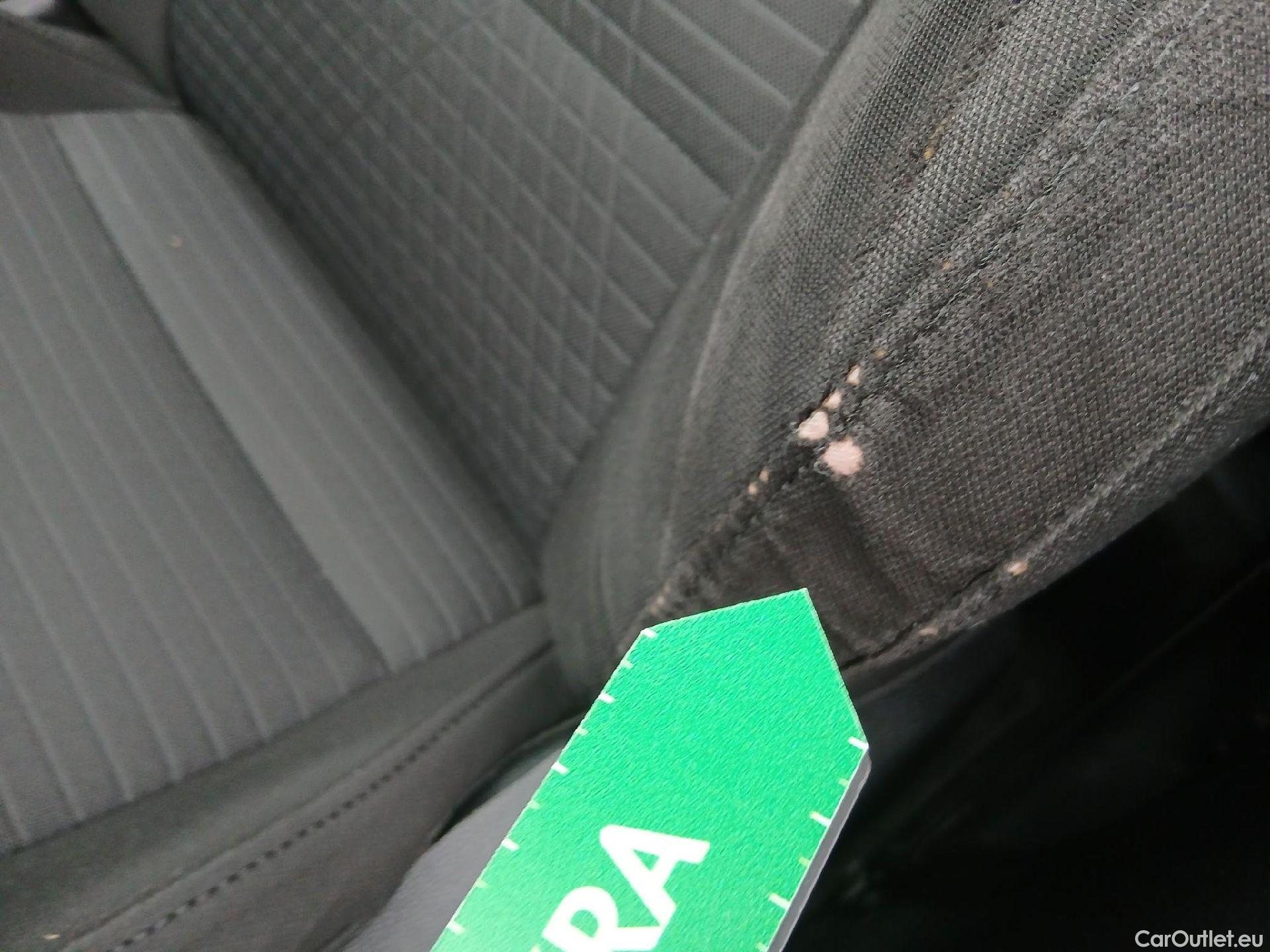  Hyundai  i20 HYUNDAI  / 2020 / 5P / berlina con portón 1.2 MPI SLX #19