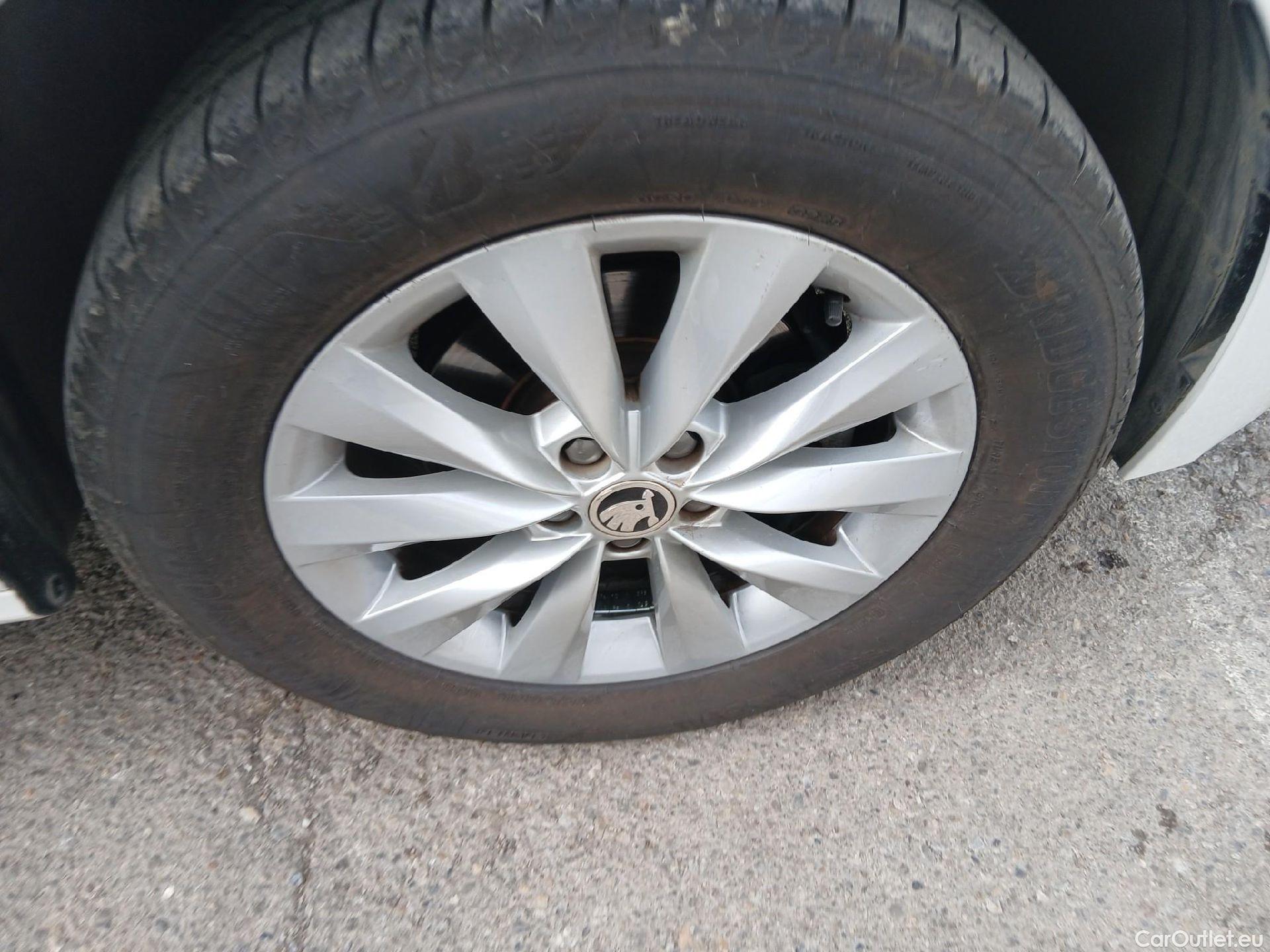  Skoda  KAMIQ SKODA  1.0 TSI 81kW (110CV) DSG Ambition #11