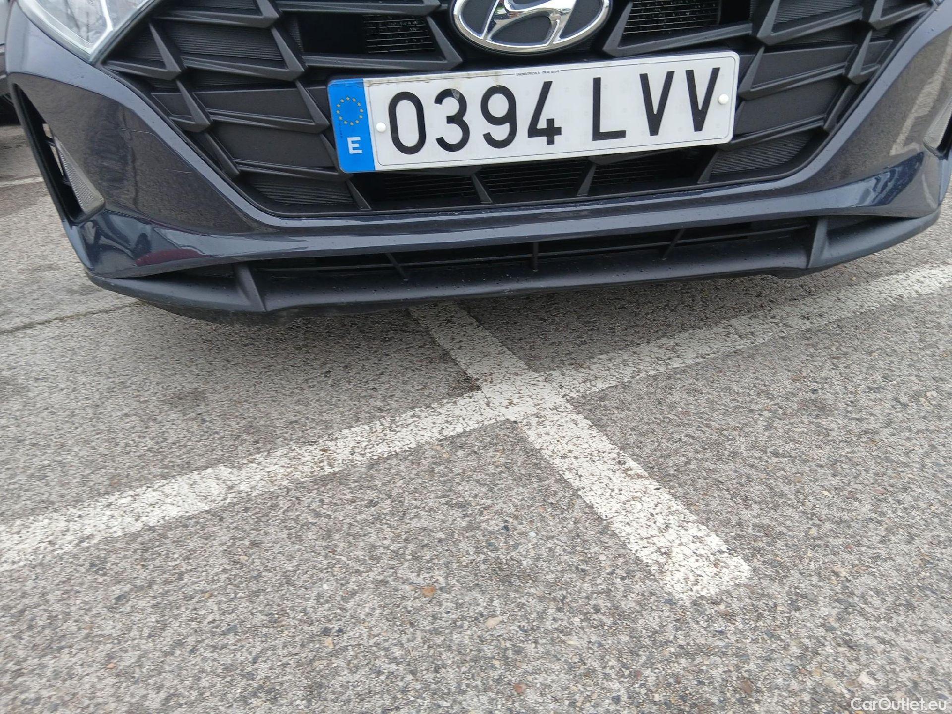  Hyundai  i20 HYUNDAI  / 2020 / 5P / berlina con portón 1.2 MPI SLX #8