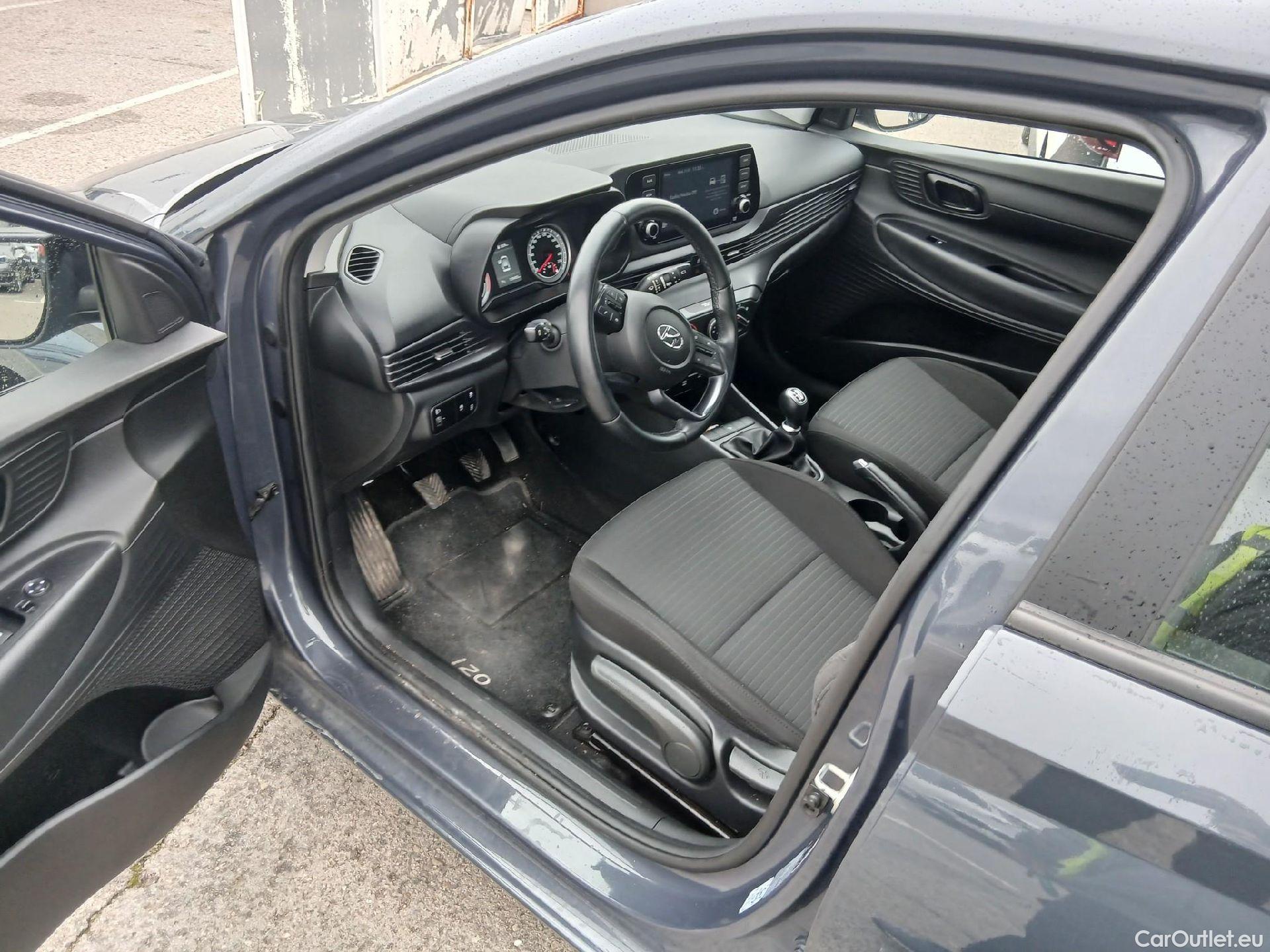  Hyundai  i20 HYUNDAI  / 2020 / 5P / berlina con portón 1.2 MPI SLX #16