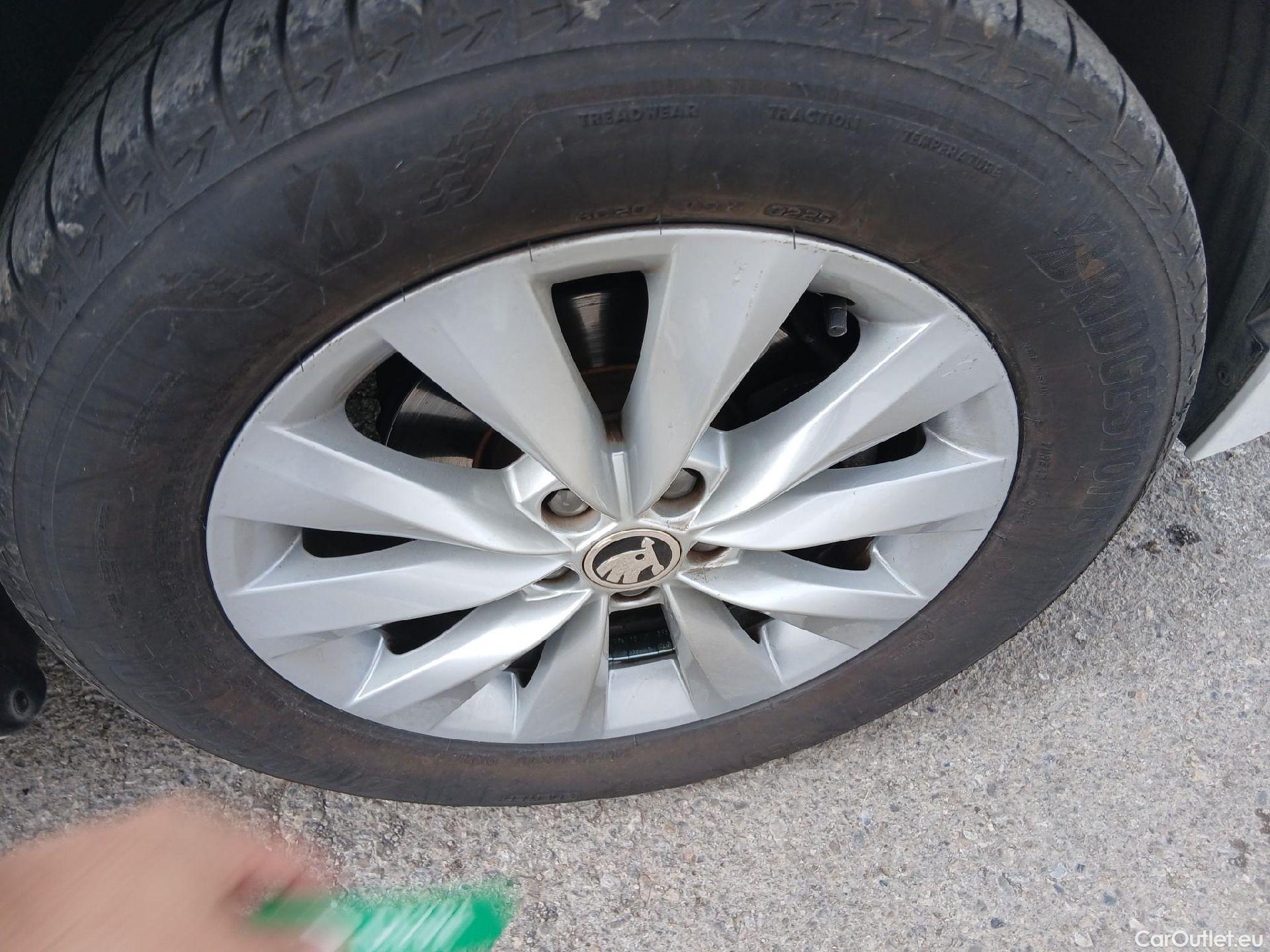  Skoda  KAMIQ SKODA  1.0 TSI 81kW (110CV) DSG Ambition #12