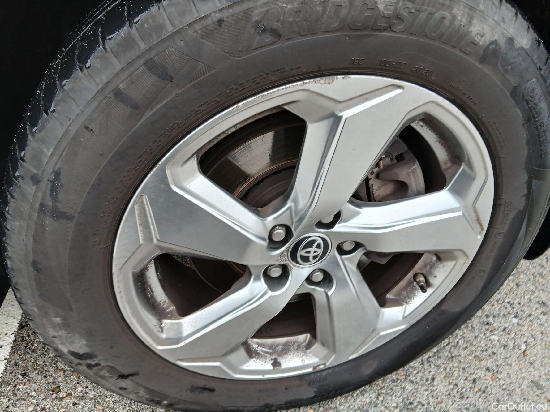  Toyota  RAV4 TOYOTA  / 2018 / 5P / todoterreno 2.5l 220H Advance #40