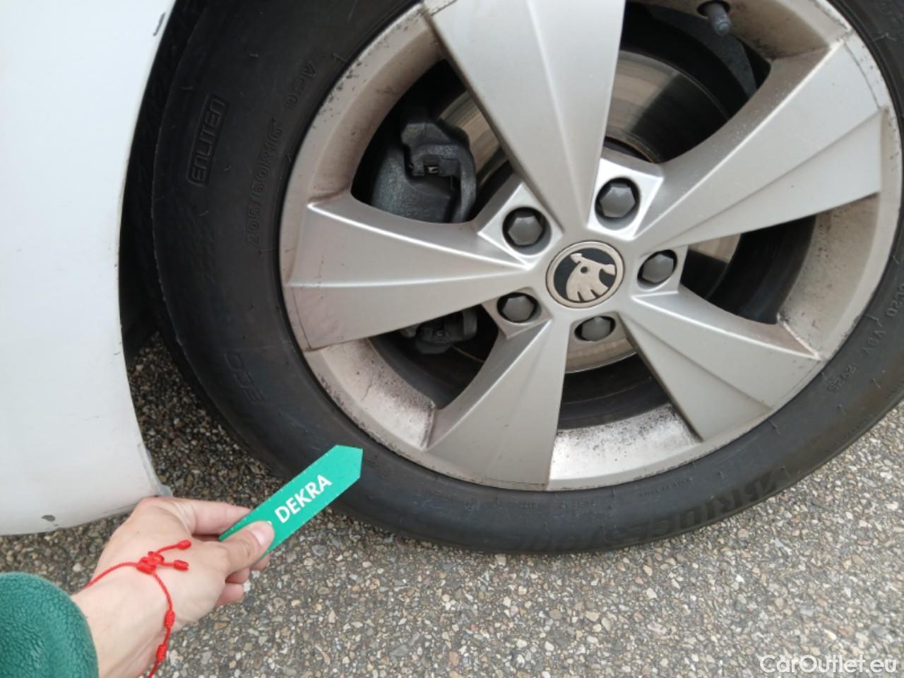  Skoda  Octavia SKODA  / 2020 / 5P / familiar Combi 2.0 TDI 110kW(150CV) DSG Ambition #6