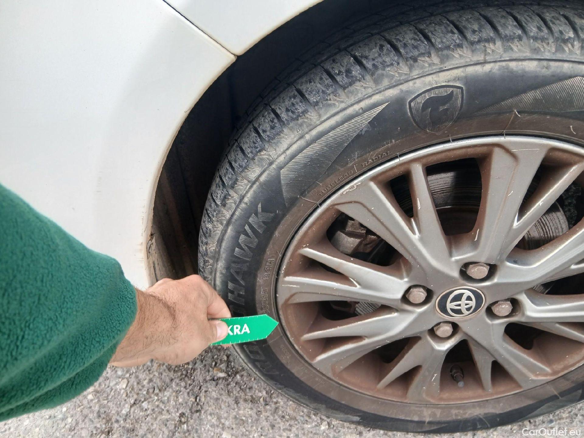  Toyota  Yaris TOYOTA  / 2017 / 5P / berlina con portón 1.5 Hybrid Active #4