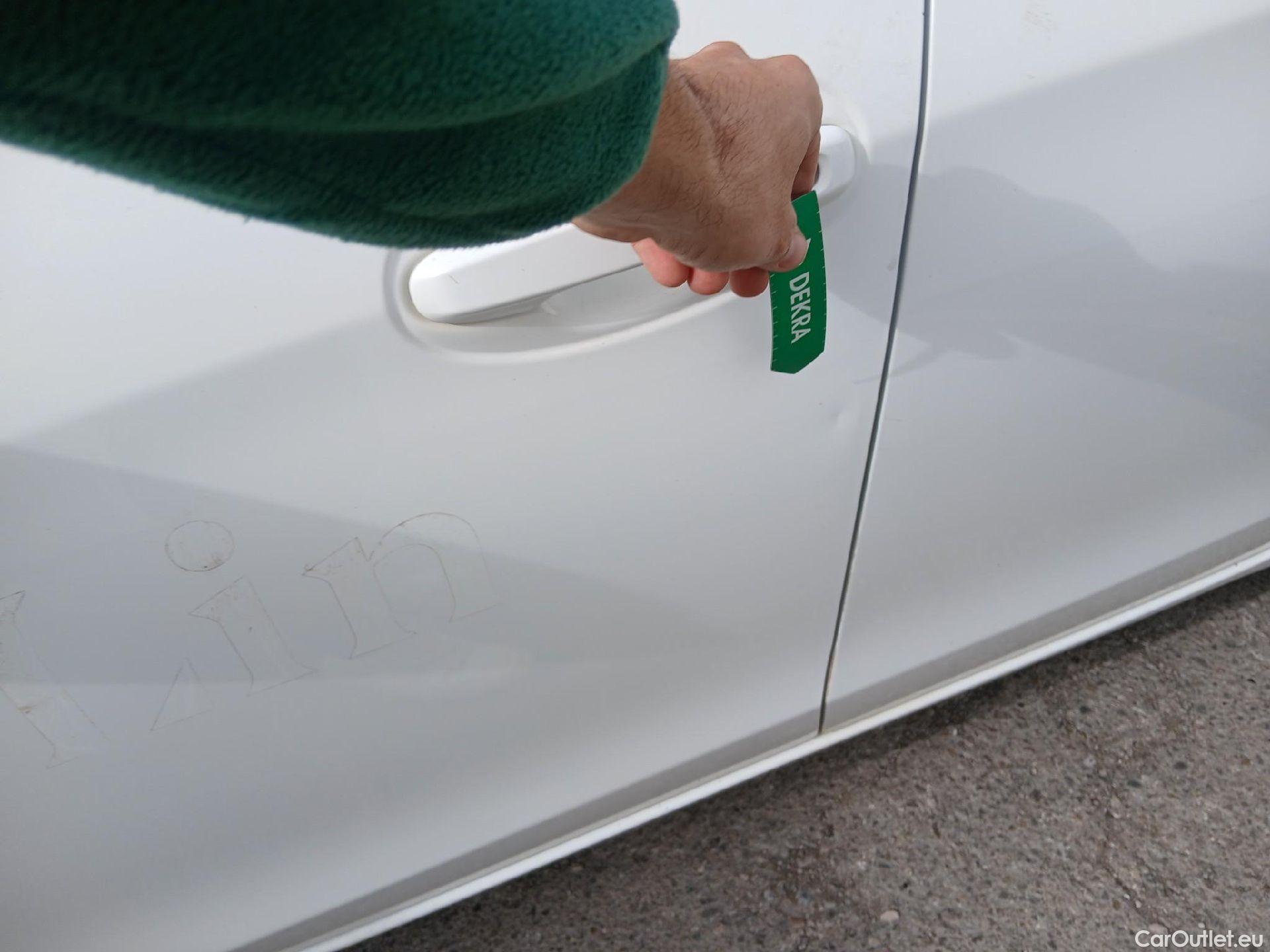  Toyota  Yaris TOYOTA  / 2017 / 5P / berlina con portón 1.5 Hybrid Active #6