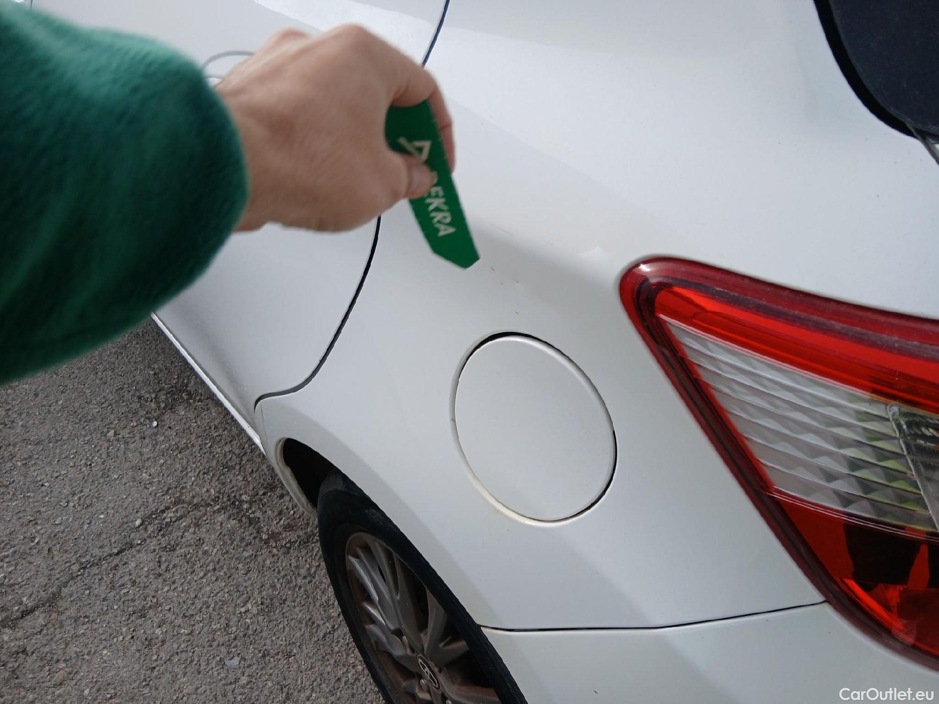  Toyota  Yaris TOYOTA  / 2017 / 5P / berlina con portón 1.5 Hybrid Active #9