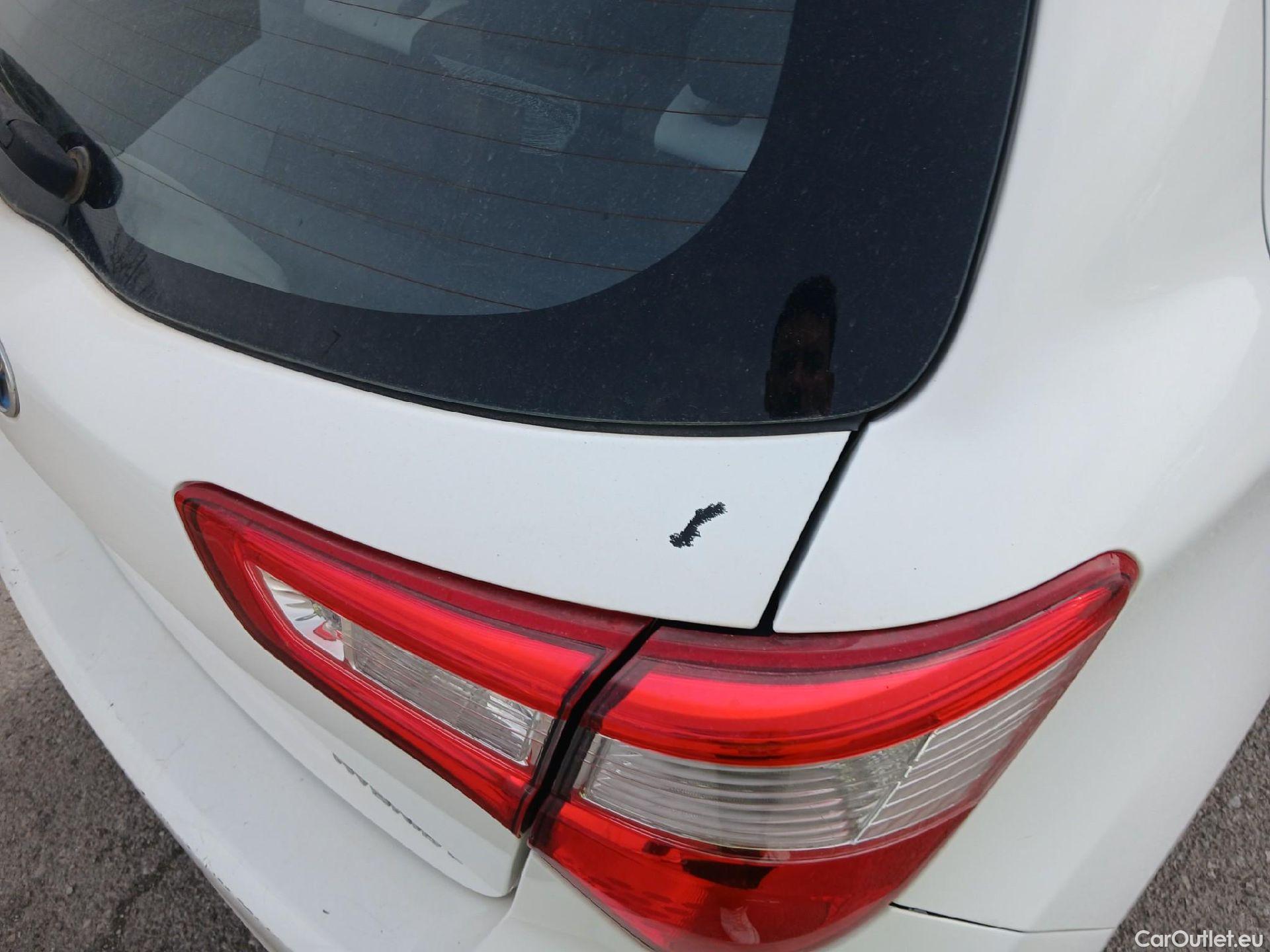  Toyota  Yaris TOYOTA  / 2017 / 5P / berlina con portón 1.5 Hybrid Active #13