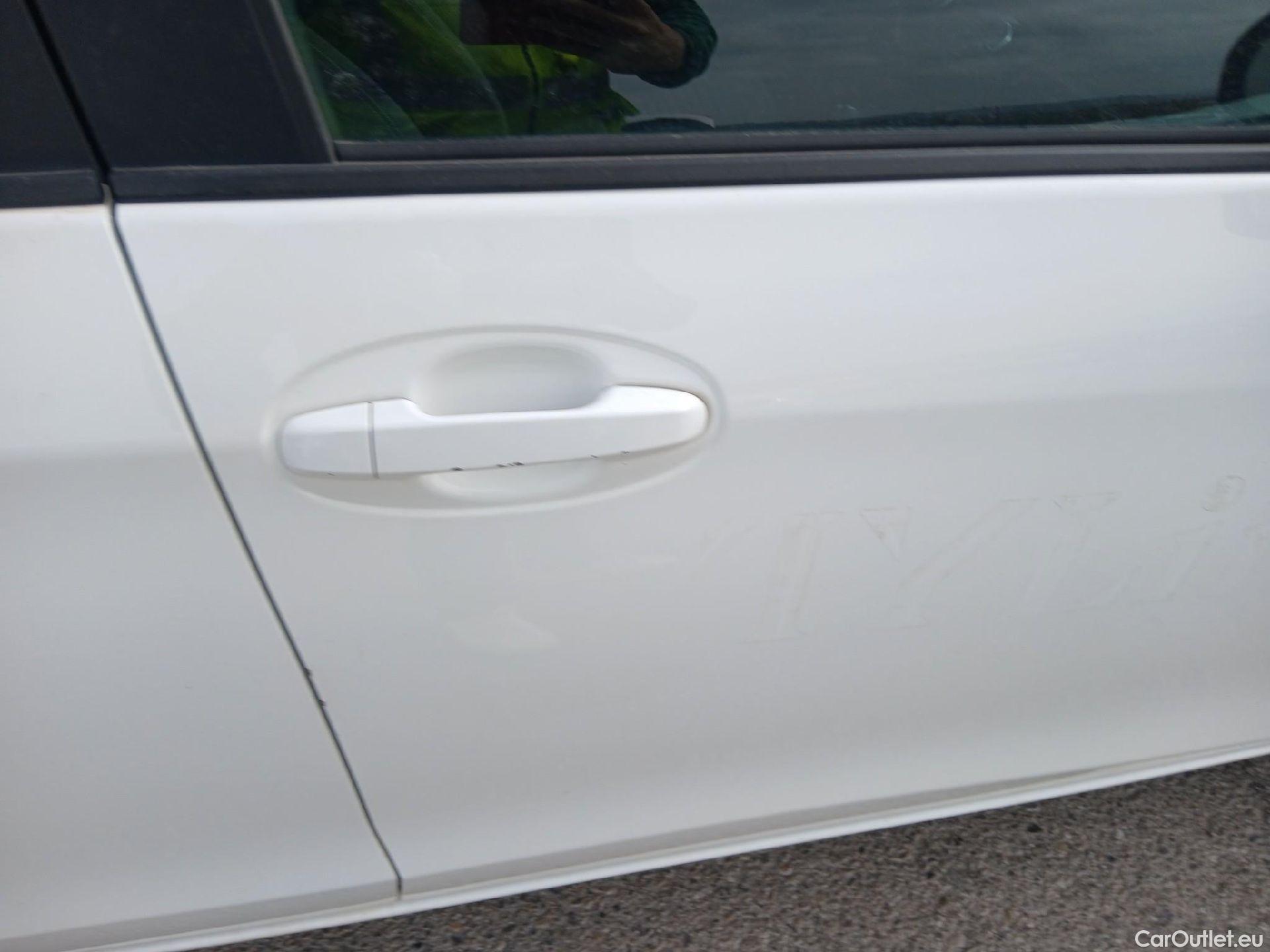  Toyota  Yaris TOYOTA  / 2017 / 5P / berlina con portón 1.5 Hybrid Active #20