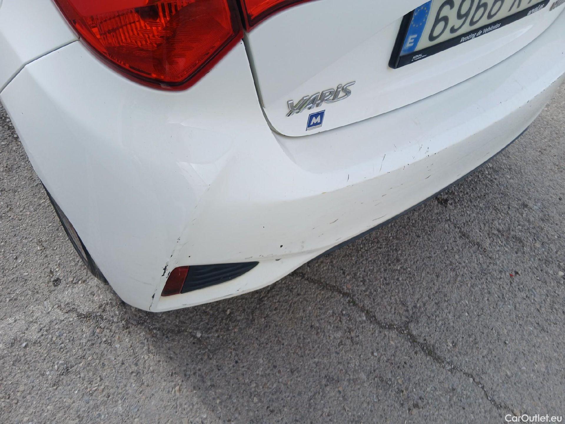  Toyota  Yaris TOYOTA  / 2017 / 5P / berlina con portón 1.5 Hybrid Active #12