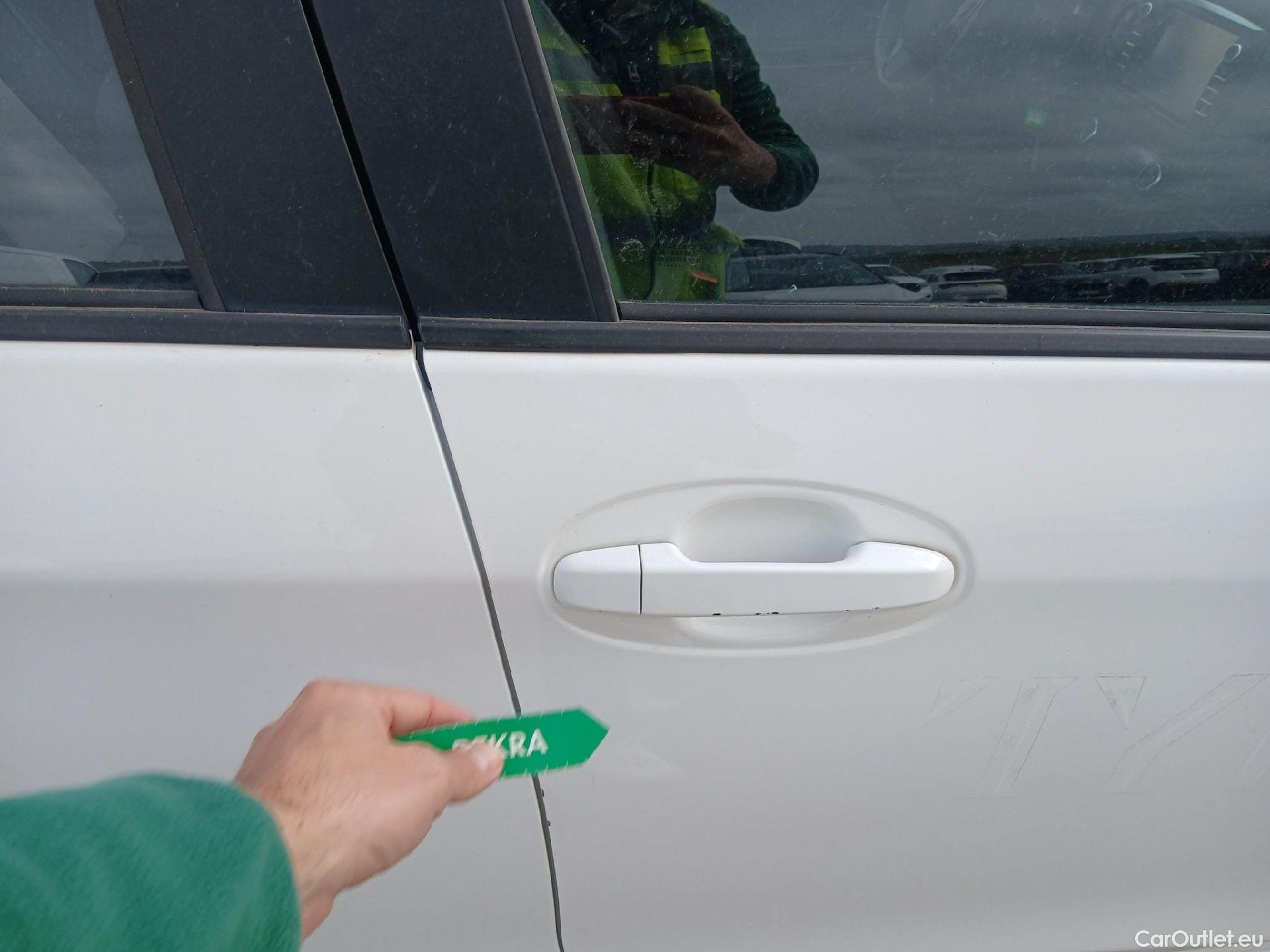  Toyota  Yaris TOYOTA  / 2017 / 5P / berlina con portón 1.5 Hybrid Active #17