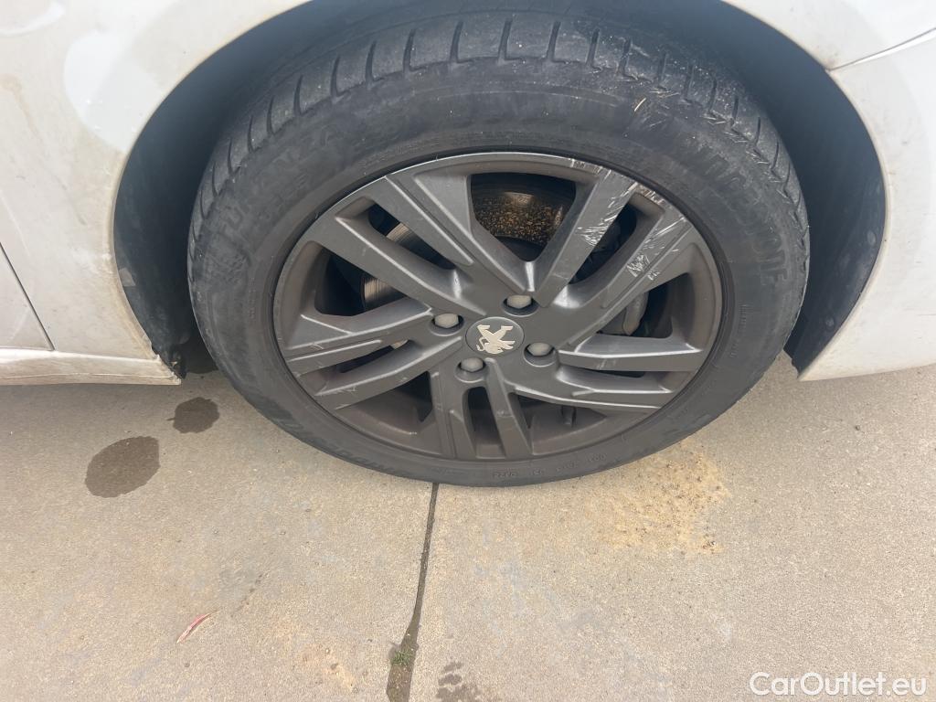  Peugeot  208 PEUGEOT  / 2019 / 5P / berlina con portón BlueHDi 73kW (100CV) Active Pack (AC) #16