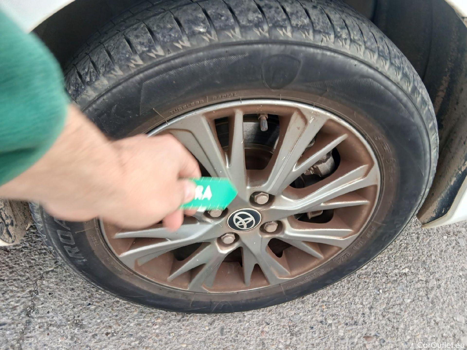  Toyota  Yaris TOYOTA  / 2017 / 5P / berlina con portón 1.5 Hybrid Active #24