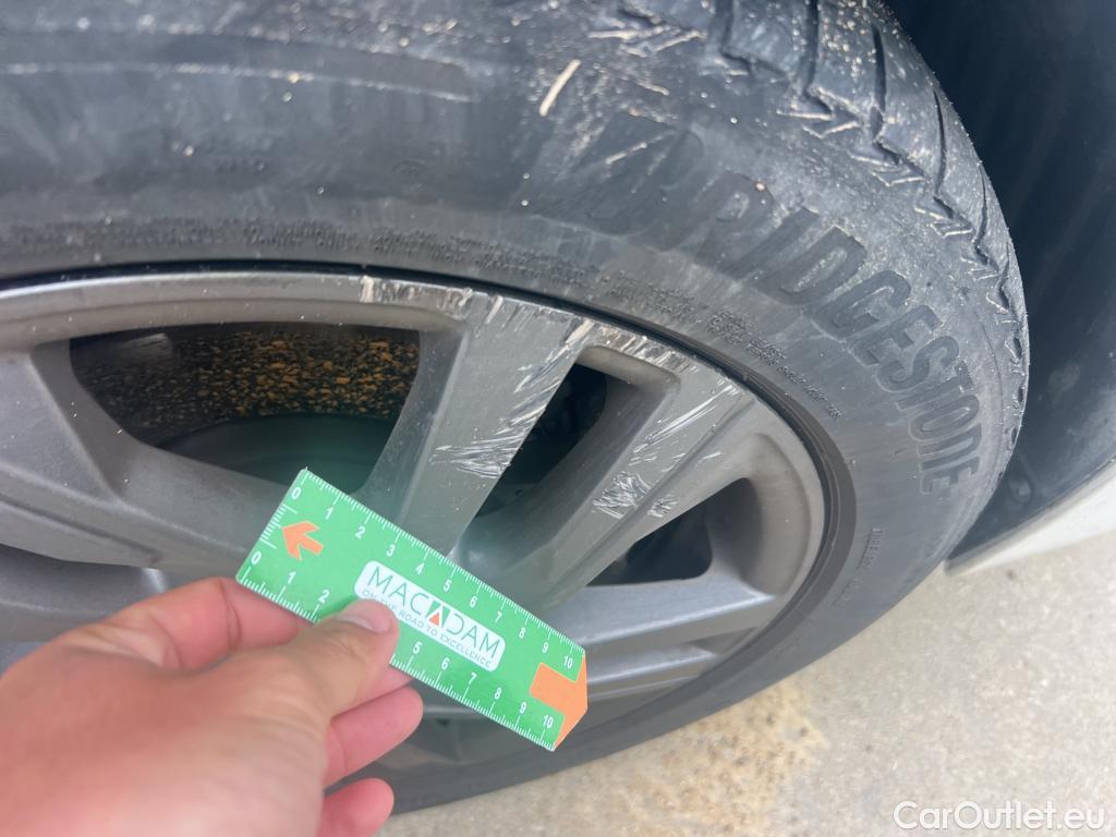  Peugeot  208 PEUGEOT  / 2019 / 5P / berlina con portón BlueHDi 73kW (100CV) Active Pack (AC) #17