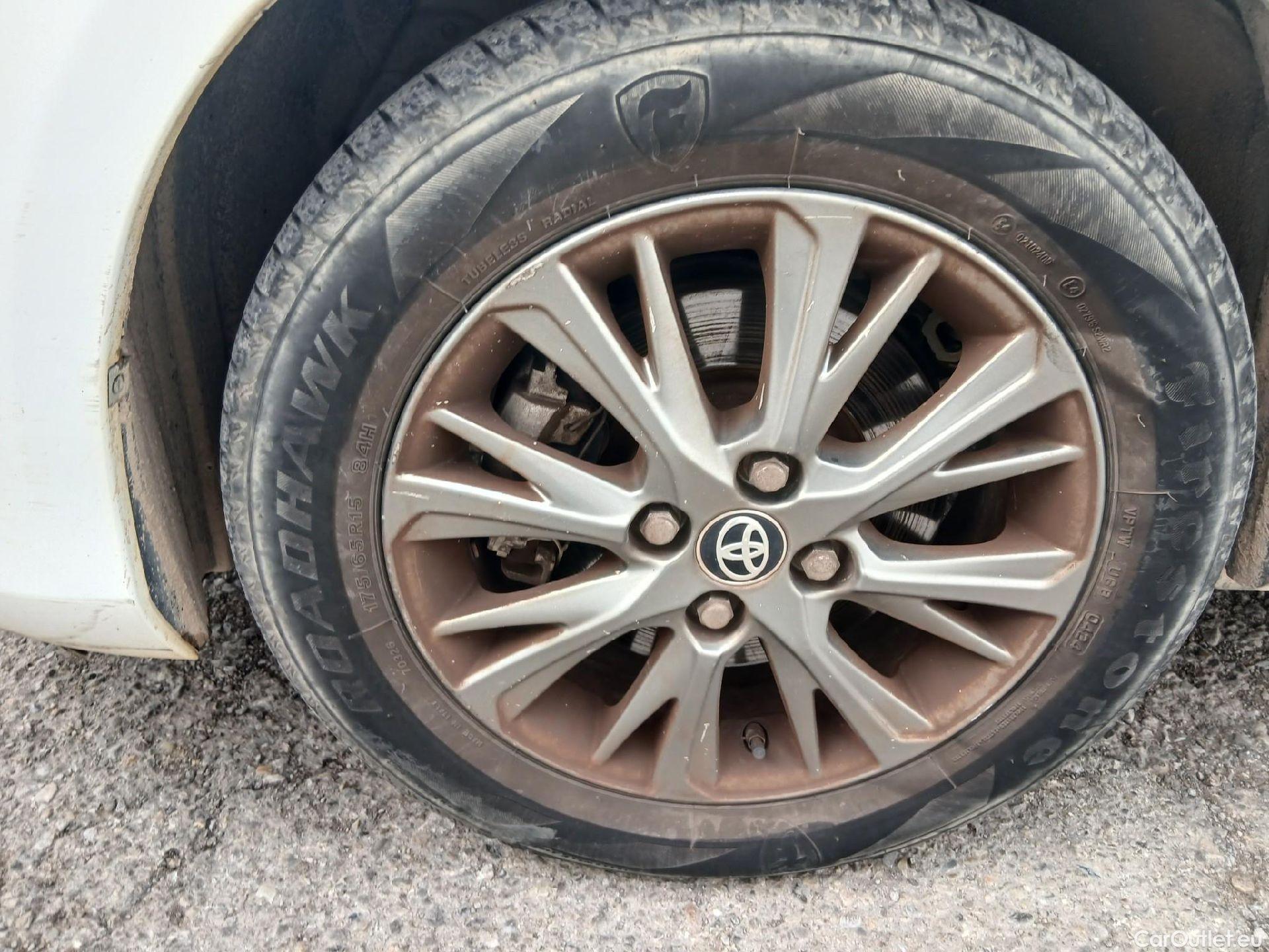  Toyota  Yaris TOYOTA  / 2017 / 5P / berlina con portón 1.5 Hybrid Active #3