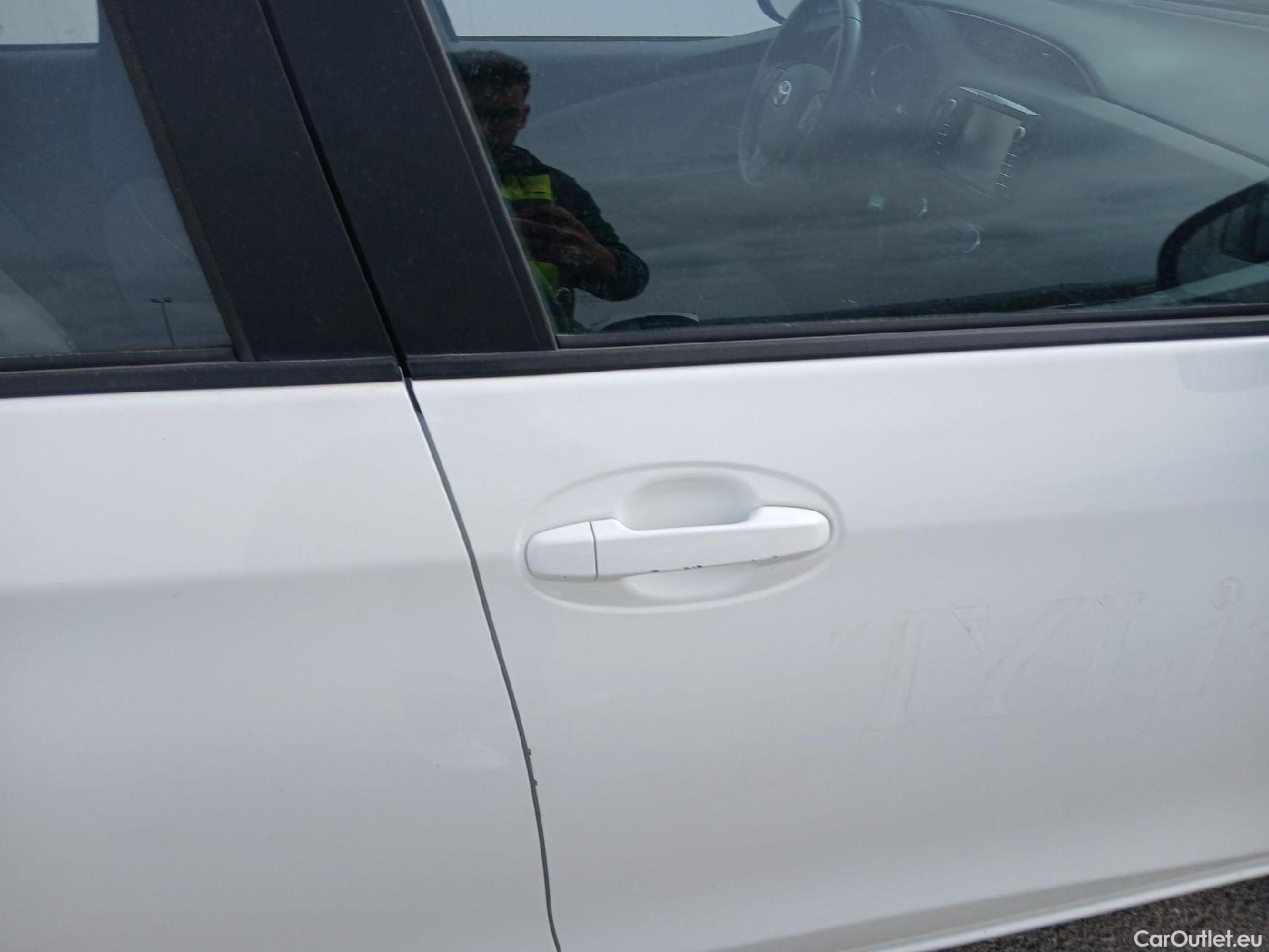  Toyota  Yaris TOYOTA  / 2017 / 5P / berlina con portón 1.5 Hybrid Active #18