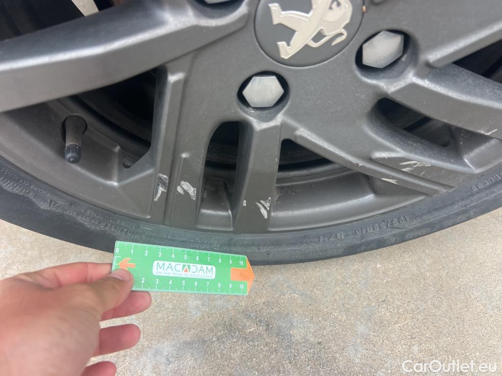  Peugeot  208 PEUGEOT  / 2019 / 5P / berlina con portón BlueHDi 73kW (100CV) Active Pack (AC) #19