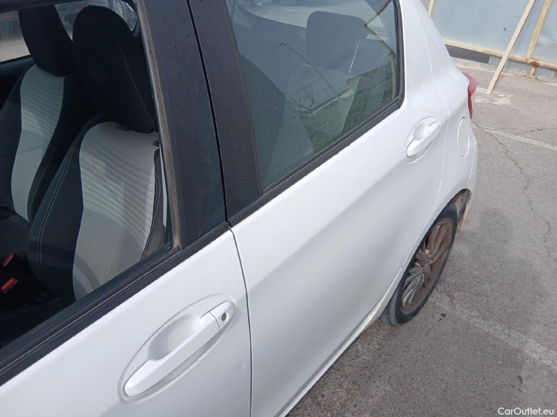  Toyota  Yaris TOYOTA  / 2017 / 5P / berlina con portón 1.5 Hybrid Active #8