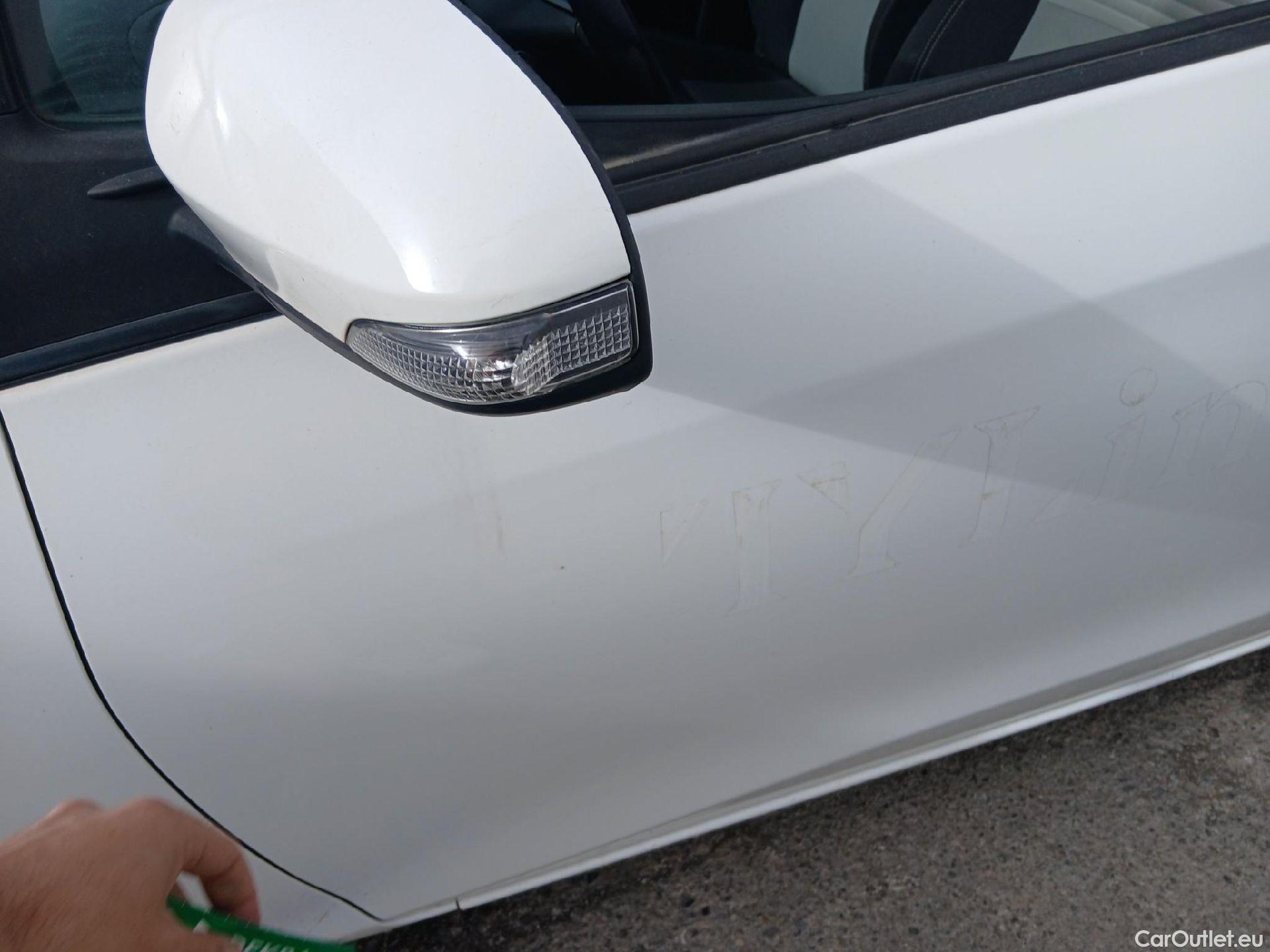  Toyota  Yaris TOYOTA  / 2017 / 5P / berlina con portón 1.5 Hybrid Active #5