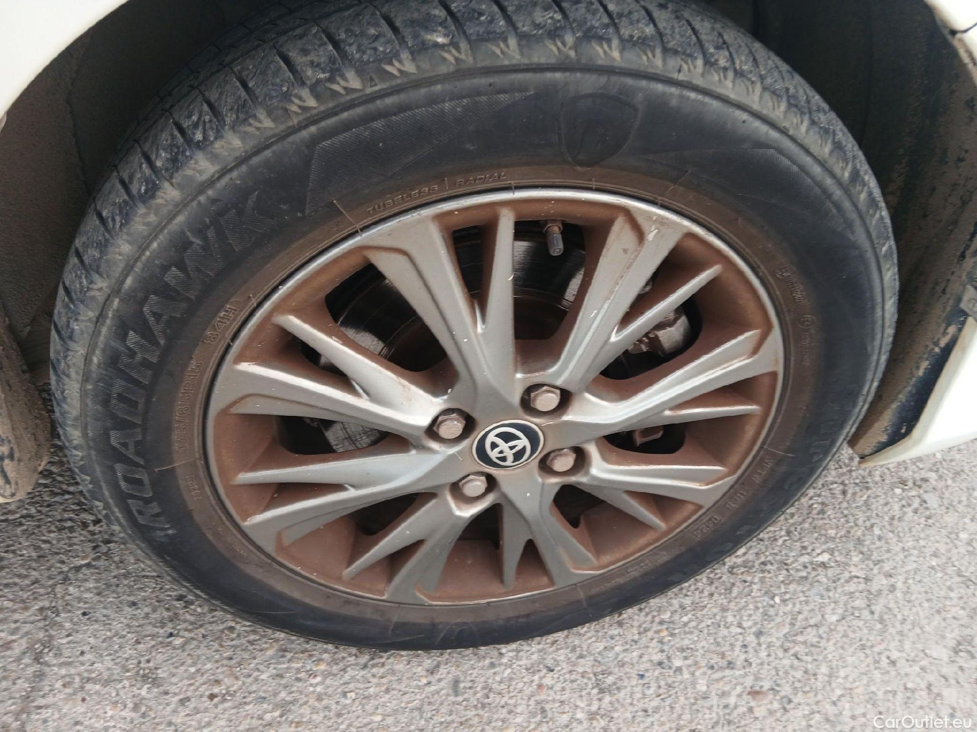  Toyota  Yaris TOYOTA  / 2017 / 5P / berlina con portón 1.5 Hybrid Active #23