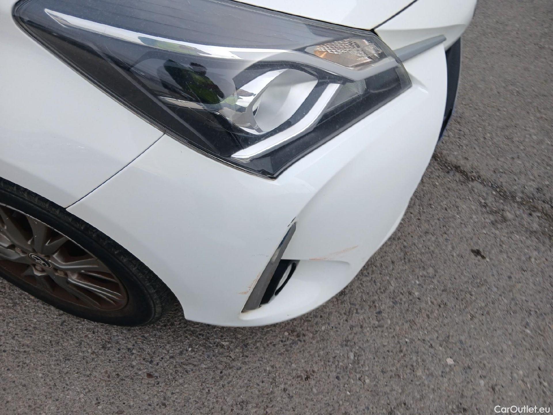  Toyota  Yaris TOYOTA  / 2017 / 5P / berlina con portón 1.5 Hybrid Active #2