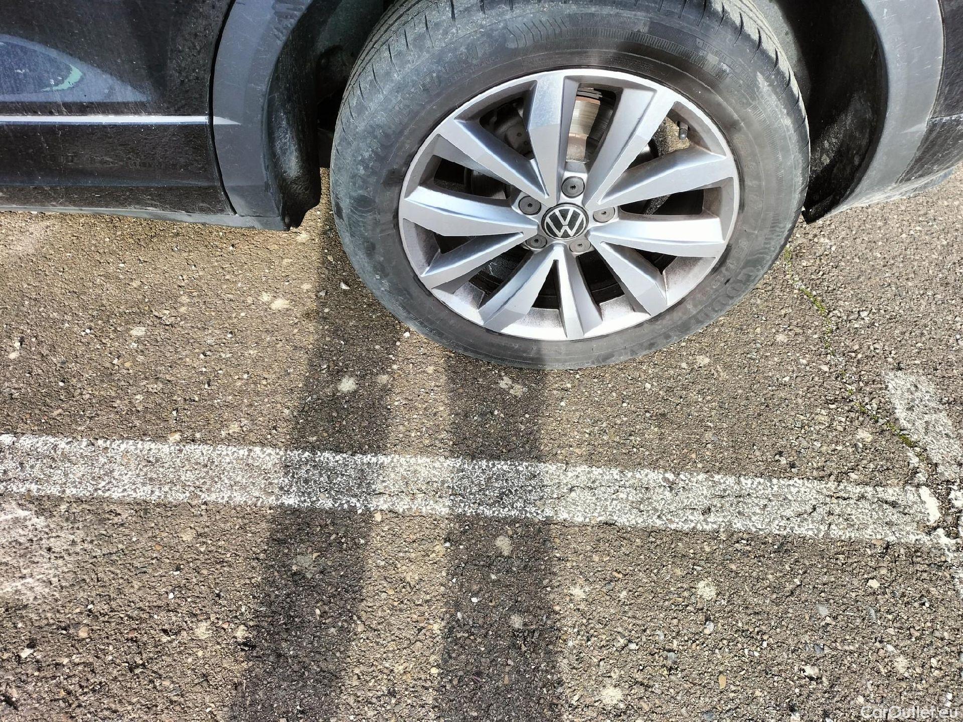  Volkswagen  T-ROC VOLKSWAGEN  / 2017 / 5P / todoterreno Advance R-Line 1.0 TSI 81kW (110CV) #23