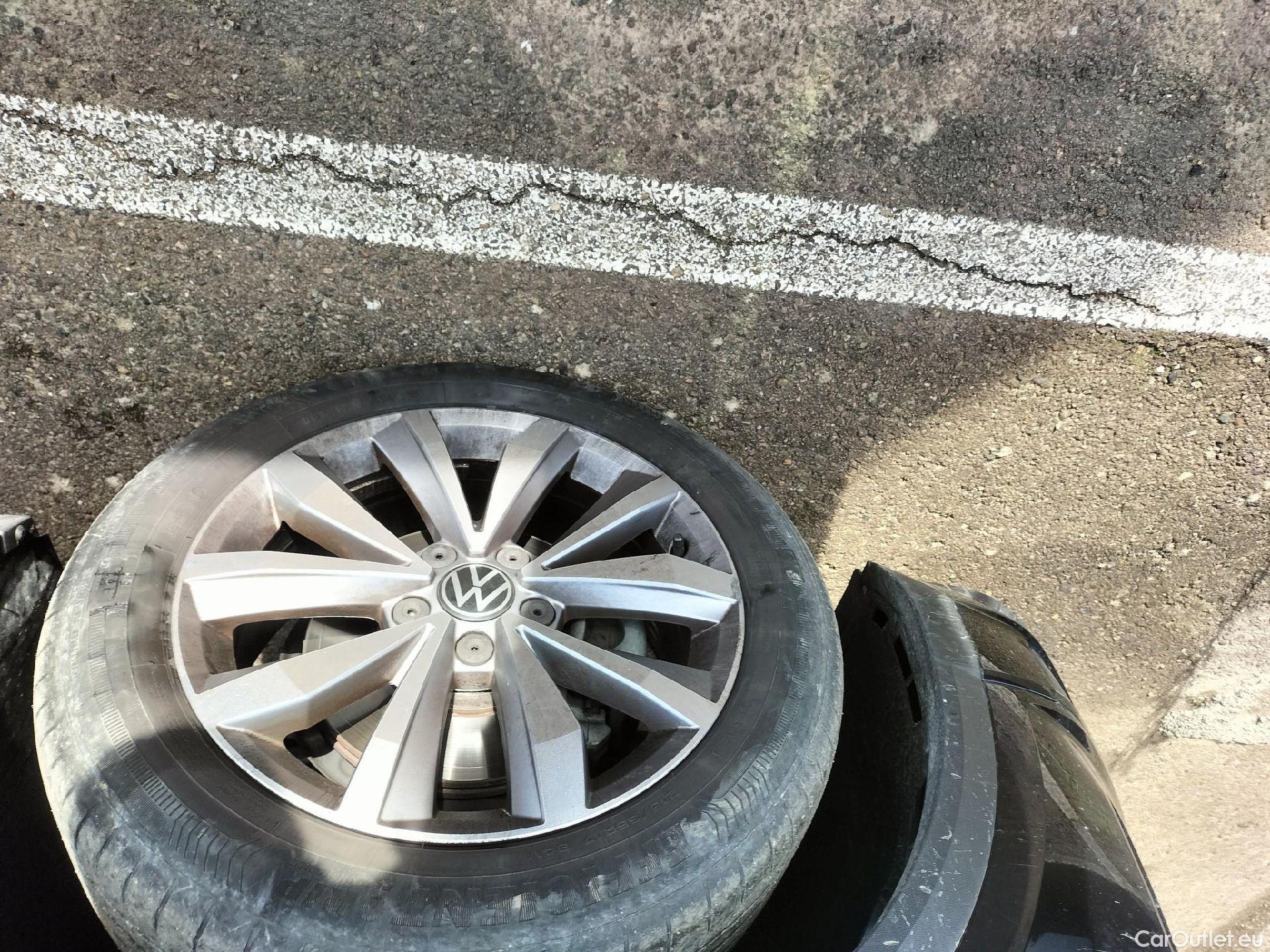  Volkswagen  T-ROC VOLKSWAGEN  / 2017 / 5P / todoterreno Advance R-Line 1.0 TSI 81kW (110CV) #11