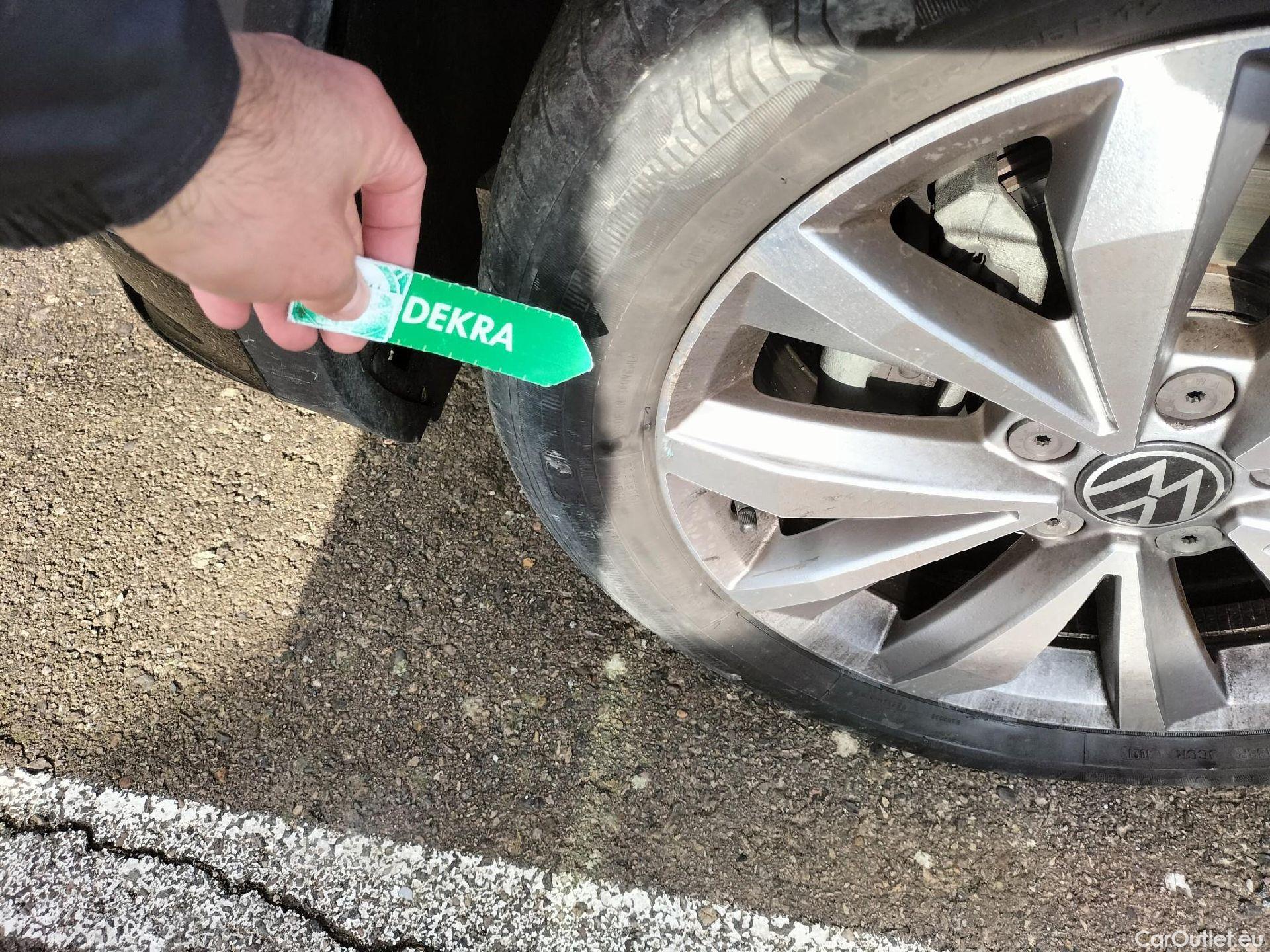  Volkswagen  T-ROC VOLKSWAGEN  / 2017 / 5P / todoterreno Advance R-Line 1.0 TSI 81kW (110CV) #10