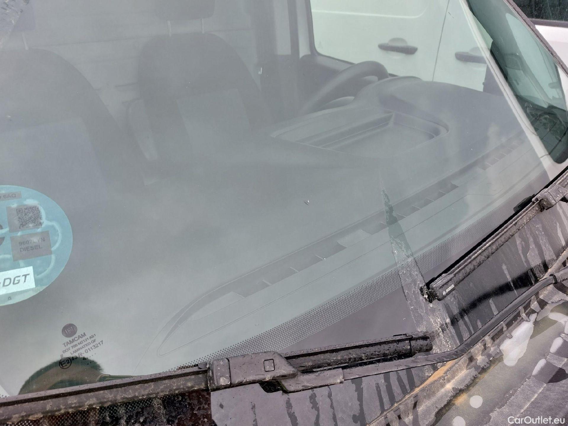  Fiat  Doblo FIAT Doblò Cargo/2015/4P/furgón derivado de turismo Cargo SX 1.6 Mjet 77kW (105CV) #28