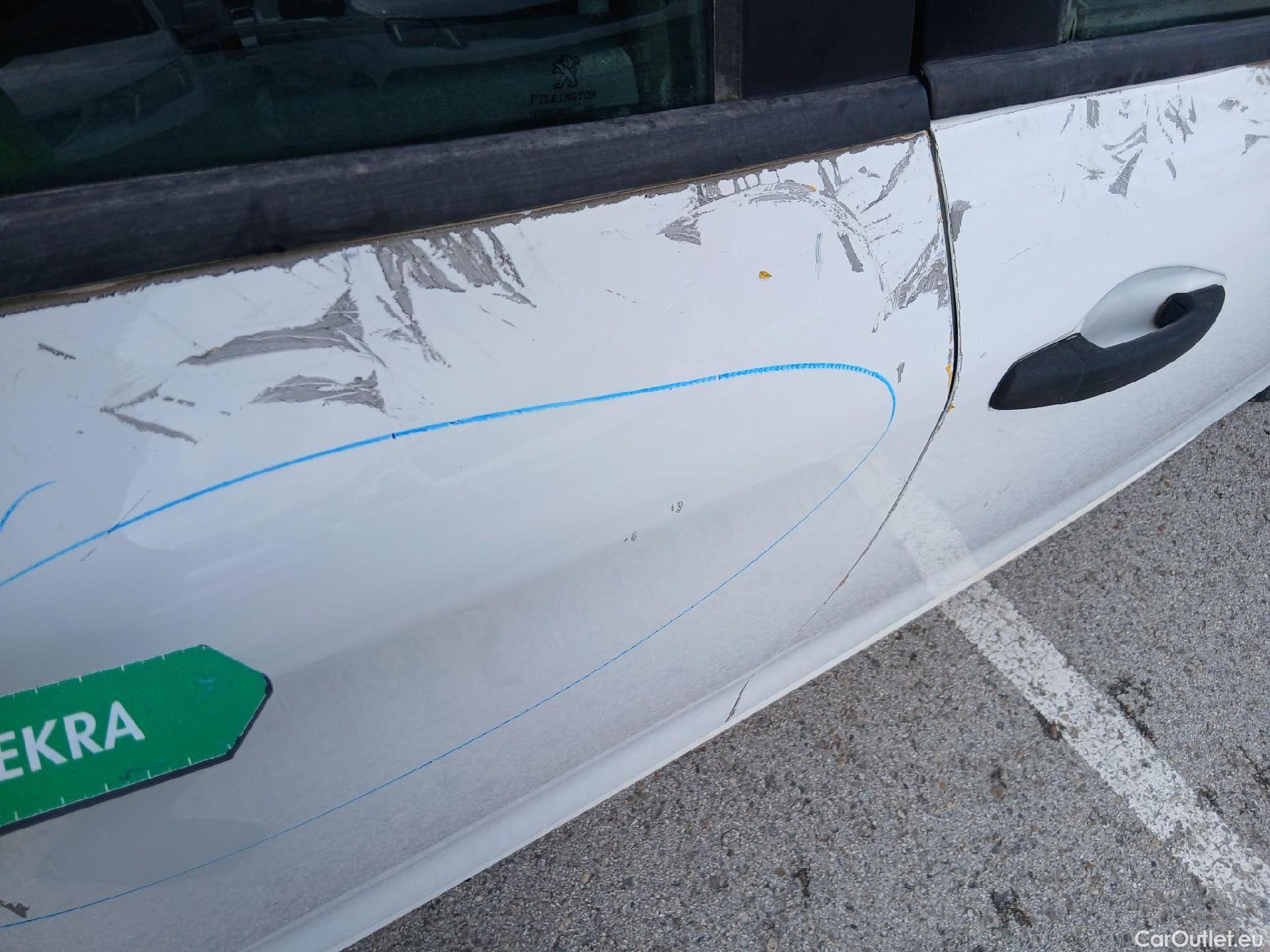  Peugeot  208 PEUGEOT  5p 1G berlina con portón 5P ACCESS 1.6 BlueHDi 55KW (75CV) #44